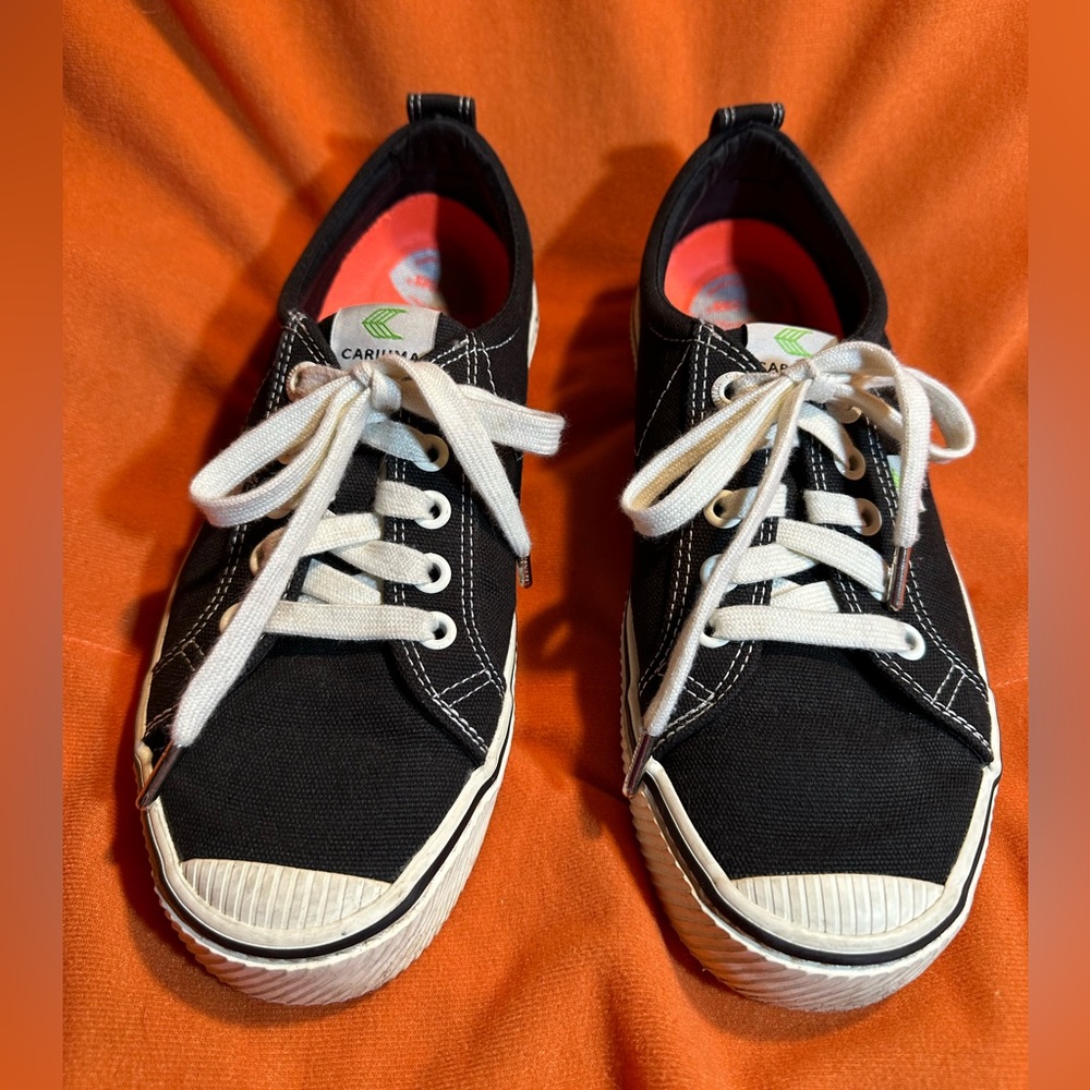 CARIUMA BLACK SNEAKERS / WHITE LACES